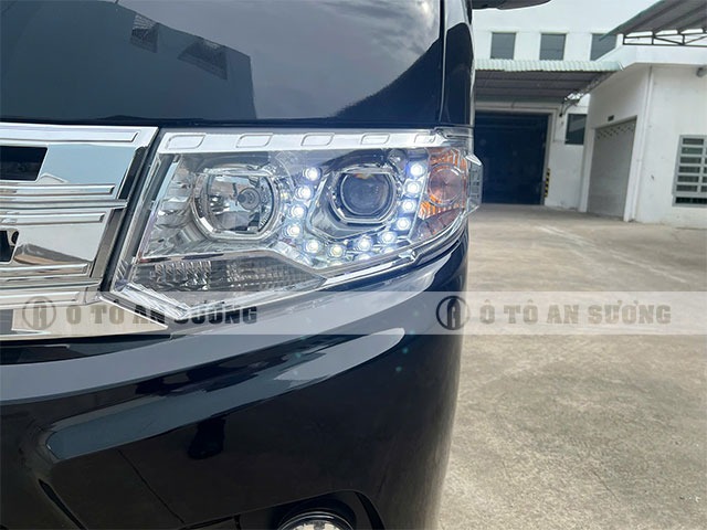 Cụm đèn chiếu sáng sắc sảo, tinh tế