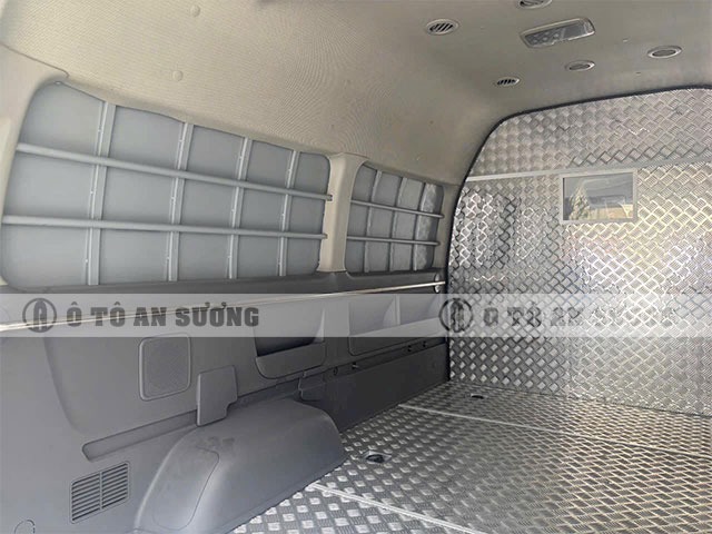 Thùng xe van Kim Long X9 5 chỗ chứa hàng lớn