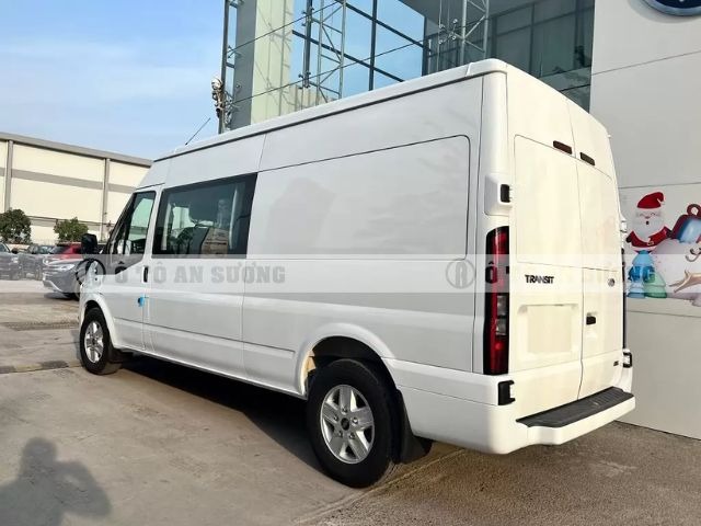 Van Ford Transit trang bị ABS và túi khí an toàn