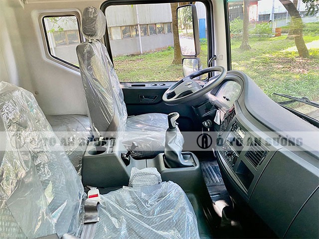 Trong cabin xe tải Veam VPT880