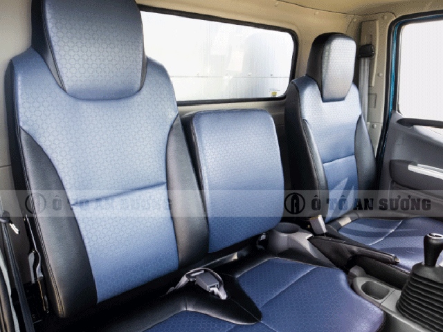 Cabin rộng rãi với 3 ghế ngồi bọc da sang trọng
