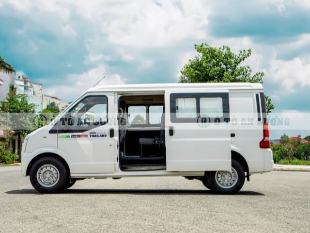Xe tải van vừa chở hàng vừa chở người