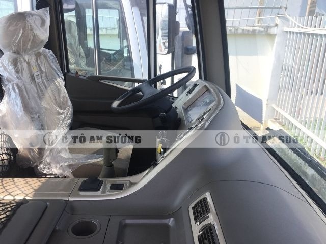 Khoang cabin của đầu kéo Daewoo Novus 2 cầu được thiết kế rộng rãi