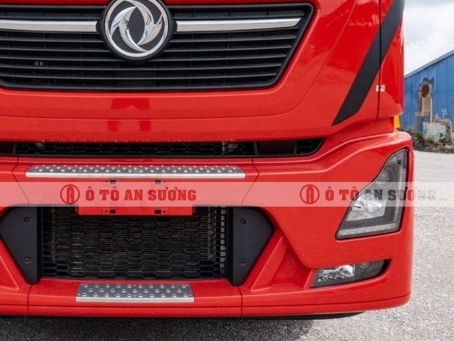 Xe đầu kéo Dongfeng D420 được trang bị hệ thống đèn chiếu sáng hiện đại