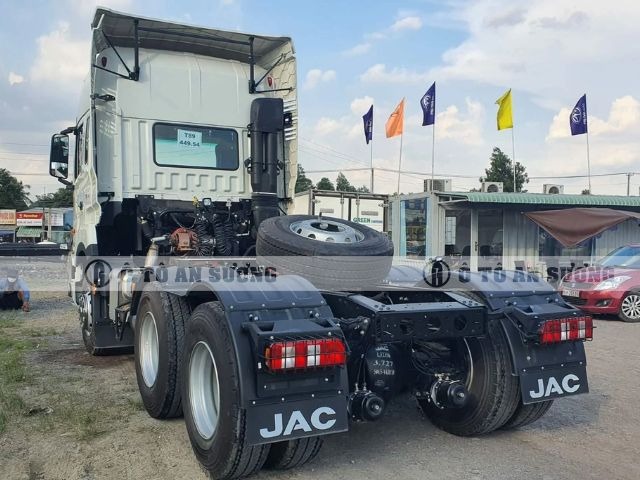 Xe đầu kéo JAC A5 được trang bị hệ thống cầu bền bỉ