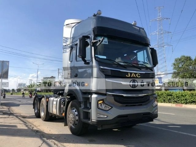 Xe đầu kéo JAC A5 2 cầu sở hữu thiết kế sang trọng với cabin 2 giường nằm