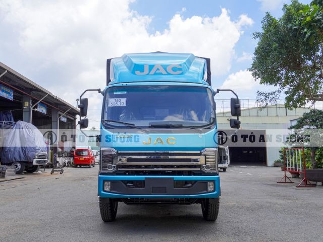Logo JAC in vàng trên đầu xe tạo sự ấn tượng