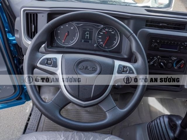 Cabin của xe tải JAC N950 được thiết kế với phong cách hiện đại và sang trọng