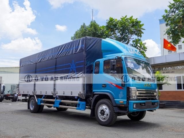 Cụm đèn pha của JAC N950 được trang bị bóng bi kết hợp đèn LED