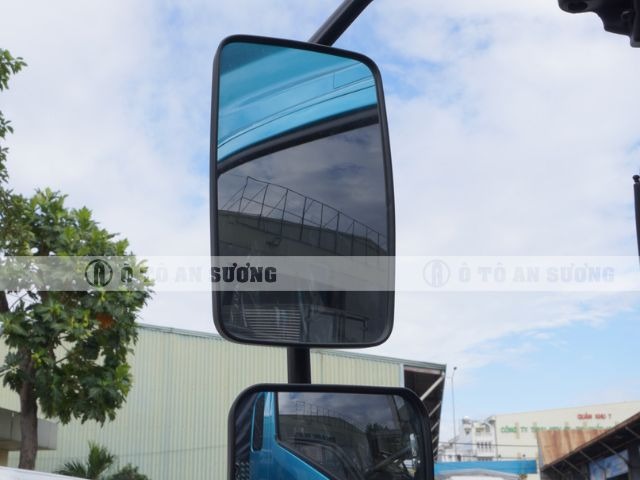 Hệ thống gương chiếu hậu giúp nhìn rõ chướng ngại vật