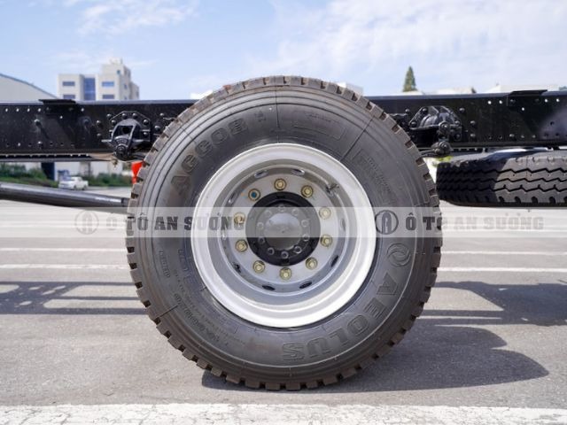 Cận cảnh bánh xe tải Dongfeng X3 180HP thùng 10m