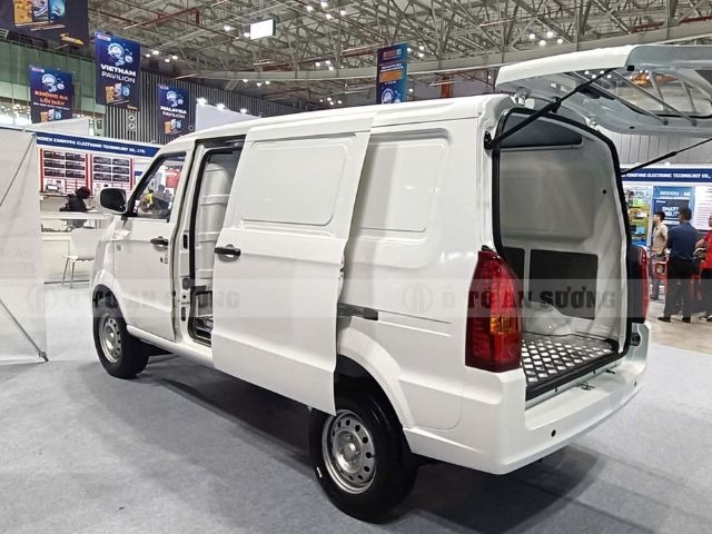 Cận cảnh khoang chứa phía sau xe tải van Veam V2 2 chỗ