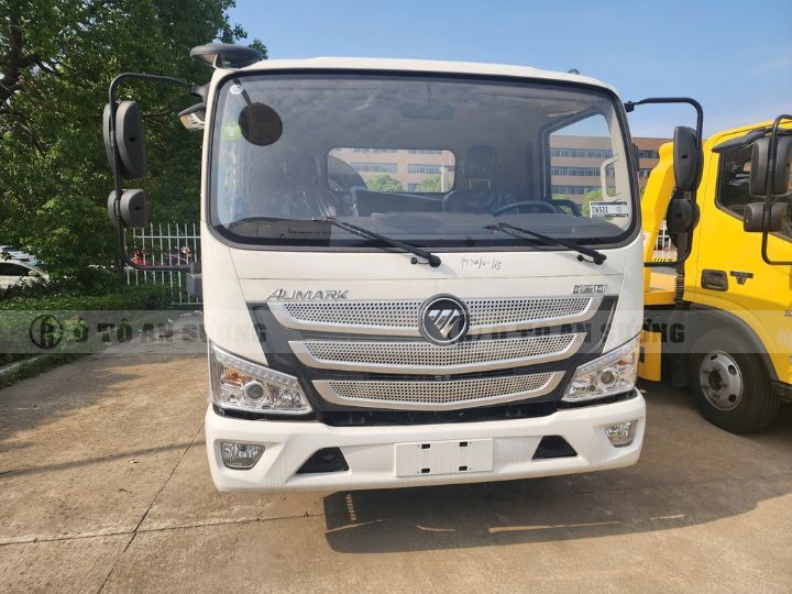 Thiết kế ngoại thất sắc nét với mặt ga-lăng mạ crom sáng và logo Foton