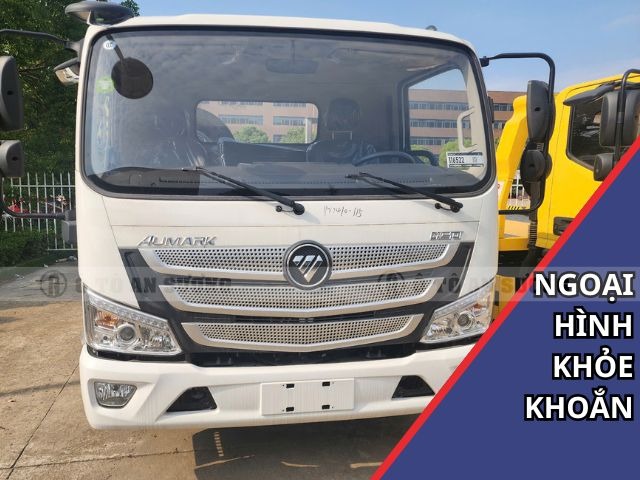 Ngoại hình xe gây ấn tượng bởi mặt ca-lăng mạ crom ba tầng sáng bóng