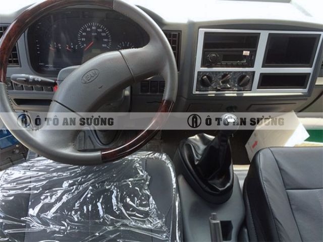 Bảng điều khiển bên trong khoang lái