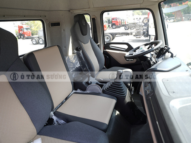Cabin cách âm tốt – không gian rộng với 3 ghế và 1 giường nghỉ