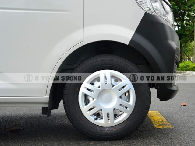 Xe được trang bị đồng bộ lốp 175/70R14