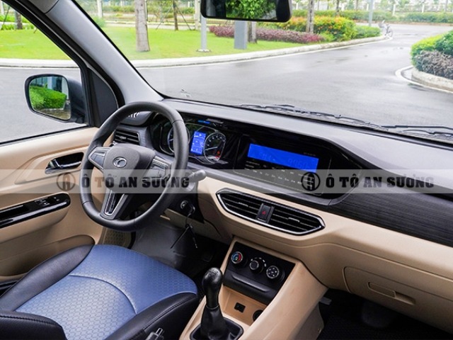 Khoang lái rộng rãi với hệ thống điều khiển được bố trí khoa học