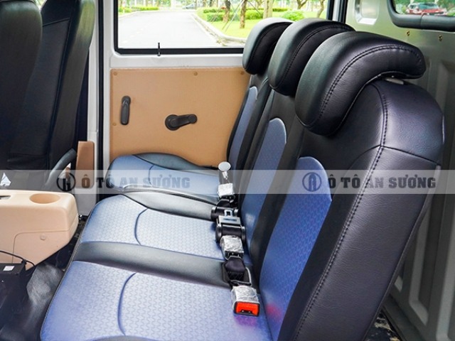 Hàng ghế sau được bố trí 3 ghế ngồi, có thể gấp gọn để tăng không gian chở hàng phía sau