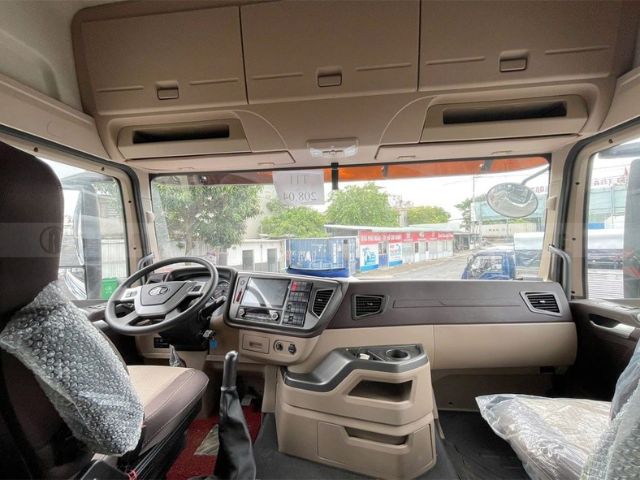 Hai ghế ngồi thoải mái và giường nằm cao cấp