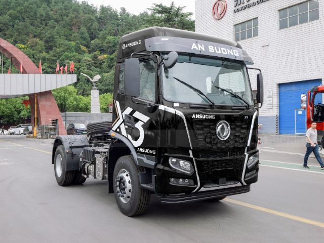 DONGFENG X3 đầu kéo 1 cầu bản màu đen