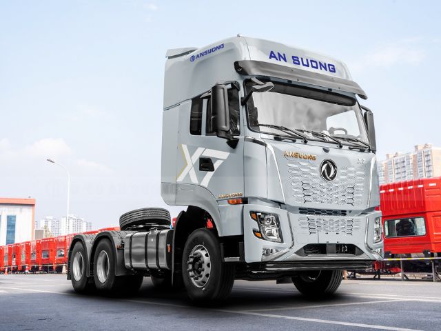 DONGFENG X7 màu bạc động cơ Yuchai