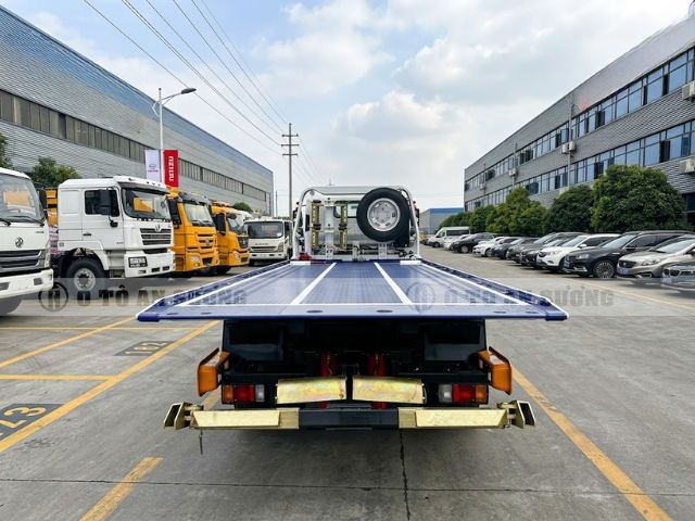 Mặt sàn Isuzu 2t5 sử dụng thép gân dày 4 mm giúp tăng độ bám