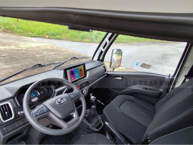 Nội thất ấn tượng với vô lăng tích hợp nút điều khiển và cruise control