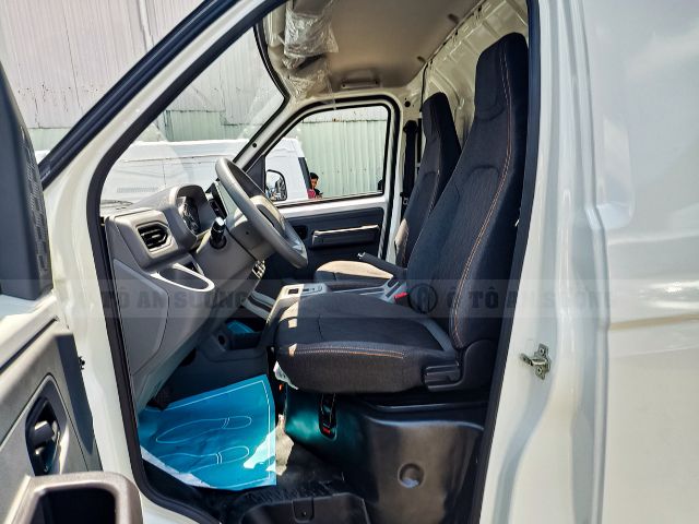 Cabin xe van điện Karry E5 2 chỗ hiện đại và rộng rãi