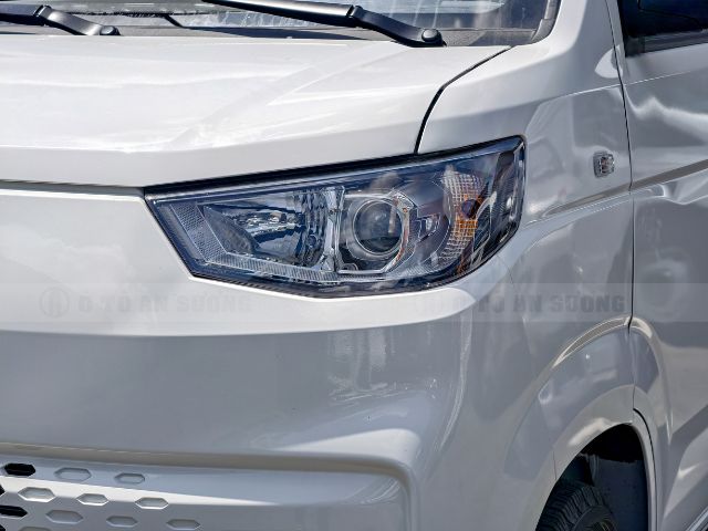 Xe tải van điện Karry E5 nổi bật với cụm đèn pha LED phía trước