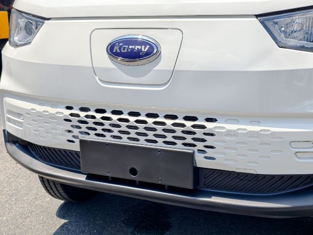 Logo tên “Karry” nổi bật ngay đầu xe Karry E5 2 chỗ