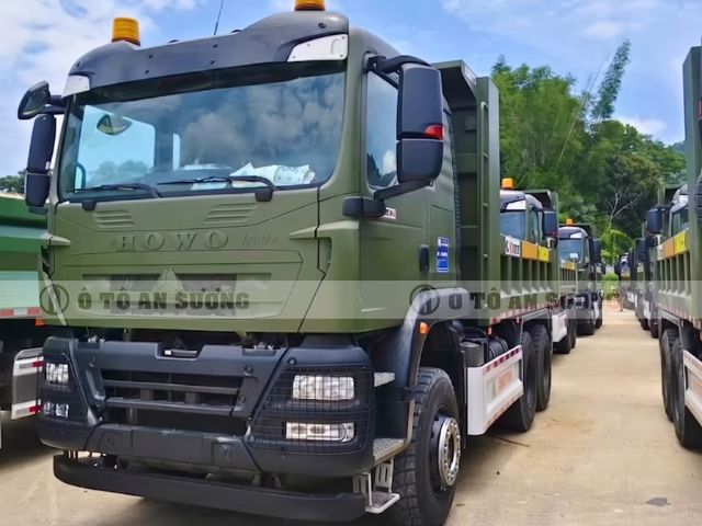 Xe ben howo 3 chân TX400 tại bãi xe