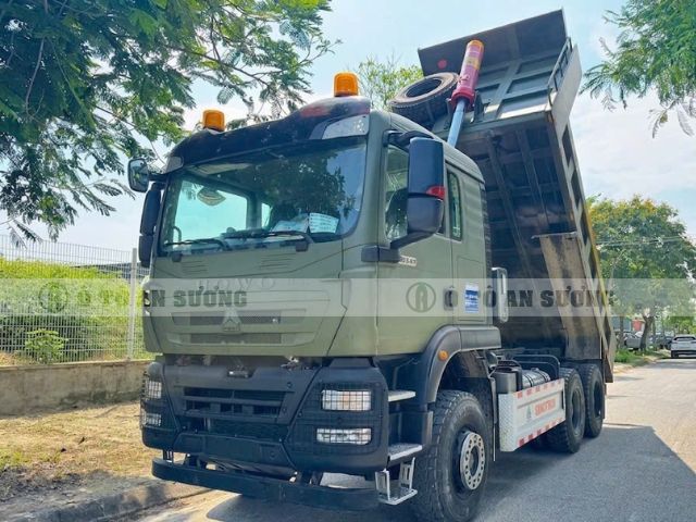 Ngoại thất hầm hố của xe ben Howo 3 chân TX400
