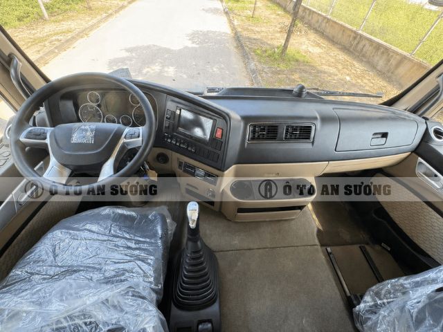 Nội thất cabin xe ben Howo TX400 rộng rãi