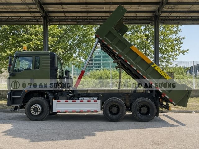 Thùng vuông xe đúc bằng thép cường lực dày dặn