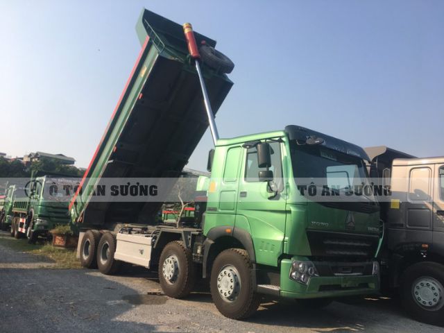 Xe ben Howo 4 chân V7G thùng đúc giúp vật liệu đổ ra nhanh hơn