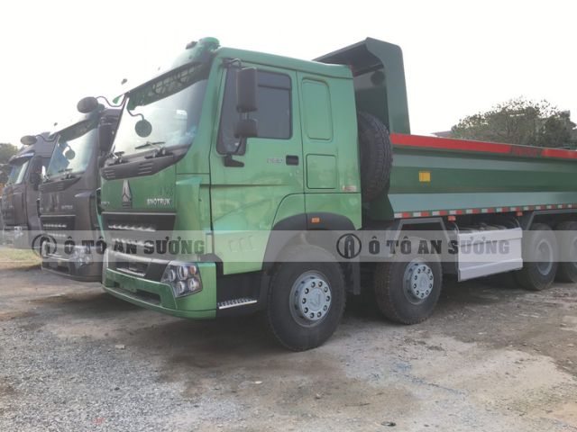 Động cơ CNHTC D10.38 đi kèm là hộp số HW19712 (12 số tiến và 2 số lùi)