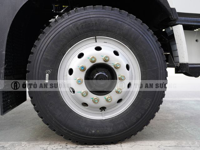 Xe tải Dongfeng X800 sử dụng bộ lốp bố thép kích thước 9.00R20